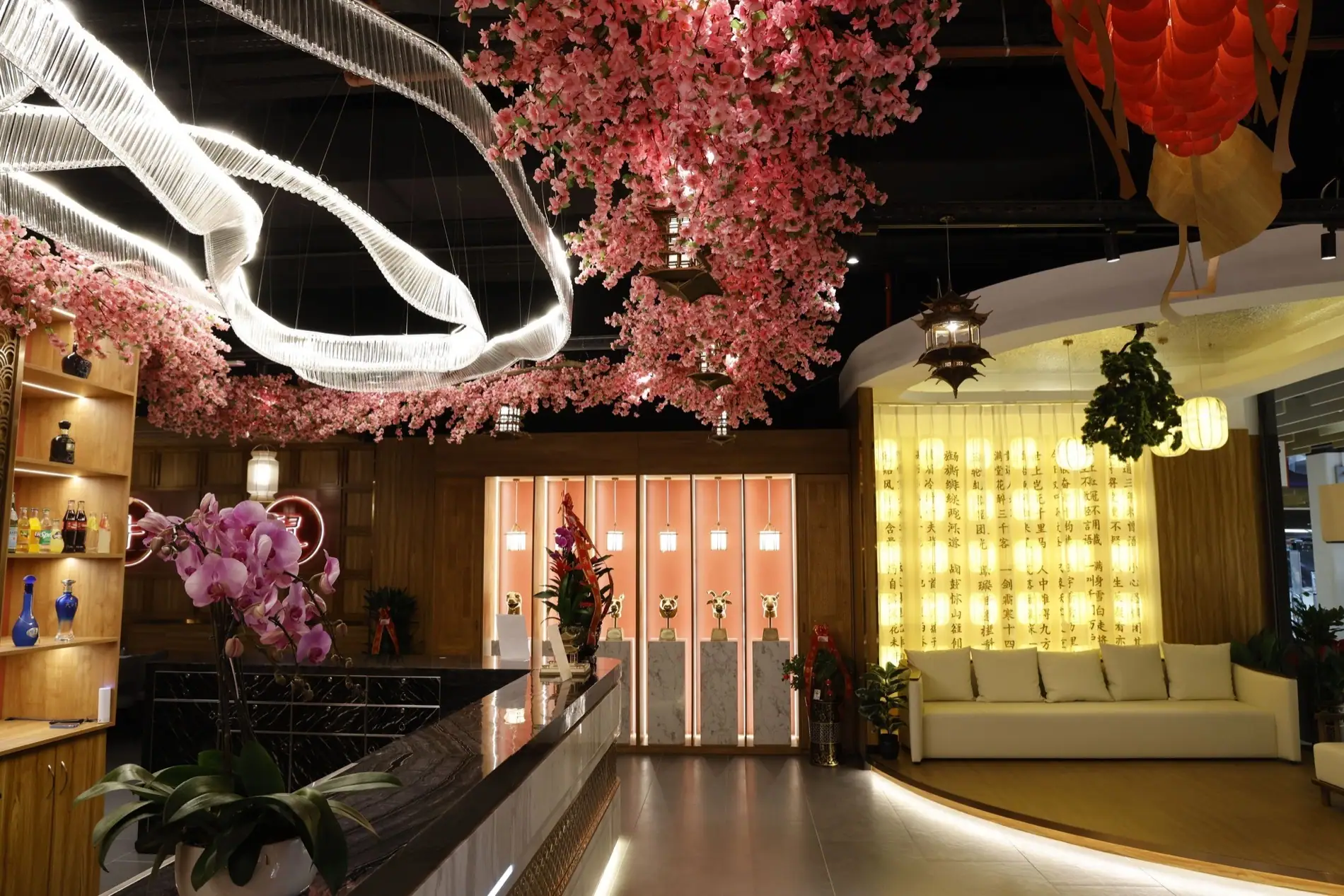 La salle de Gourmand Wok sous les cerisiers en fleurs