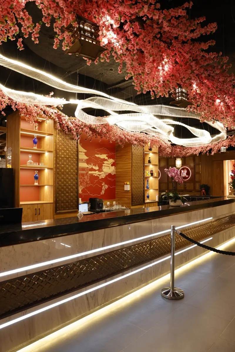 Plafond de fleurs de cerisier suspendues au-dessus du comptoir