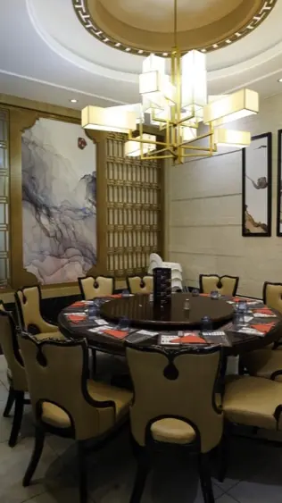 Salon privé avec table ronde et lustre doré